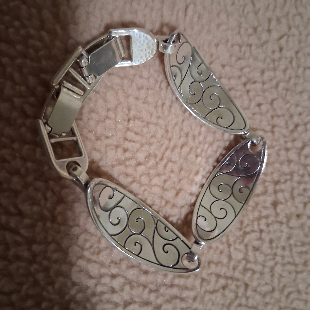 Elegant Silver Swirl Bracelet